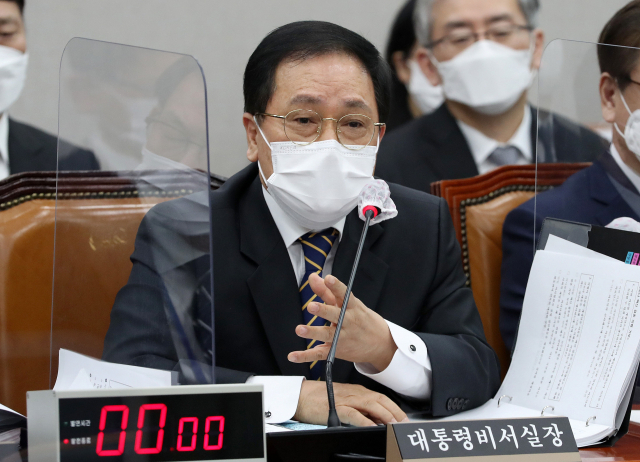 유영민 대통령 비서실장이 24일 국회에서 열린 운영위원회 전체회의에서 답변하고 있다. 연합뉴스