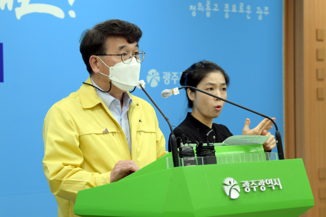 김종효 광주시 행정부시장이 24일 오후 시청 브리핑룸에서 코로나19 관련 온라인 브리핑을 하고 있다. 광주시 제공