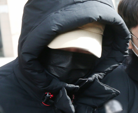 나체 사진을 유포하겠다며 내연녀를 협박한 혐의를 받는 국가대표 출신 승마선수 A씨가 24일 구속 전 피의자 심문(영장실질심사)을 받은 뒤 경기도 부천시 상동 인천지방법원 부천지원 청사를 나서고 있다. 연합뉴스