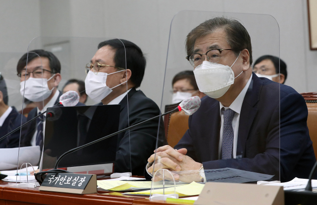 서훈 국가안보실장이 24일 국회에서 열린 운영위원회 전체회의에서 답변하고 있다. 연합뉴스