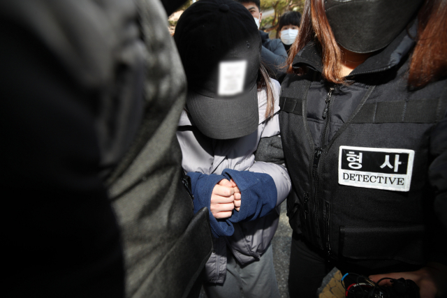 지난 2월 12일 경북 김천시 대구지방법원 김천지원에서 지난 10일 구미시 빌라에서 2세 여아가 숨진 채 발견된 사건과 관련해 아이의 어머니가 구속영장 실질심사를 받고 나오고 있다. 이날 오후 법원은 영장 심사 후 