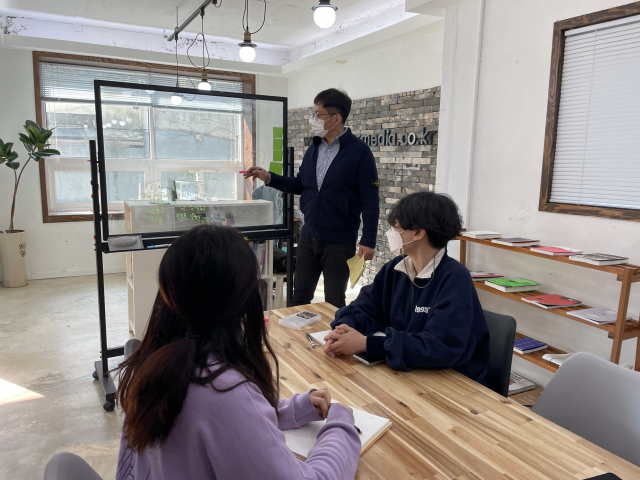 대구경북에 기반을 둔 소셜미디어 마케팅 전문기업 몬스터미디어 사무실에서 임직원들이 업무에 임하고 있다. 몬스터미디어 제공