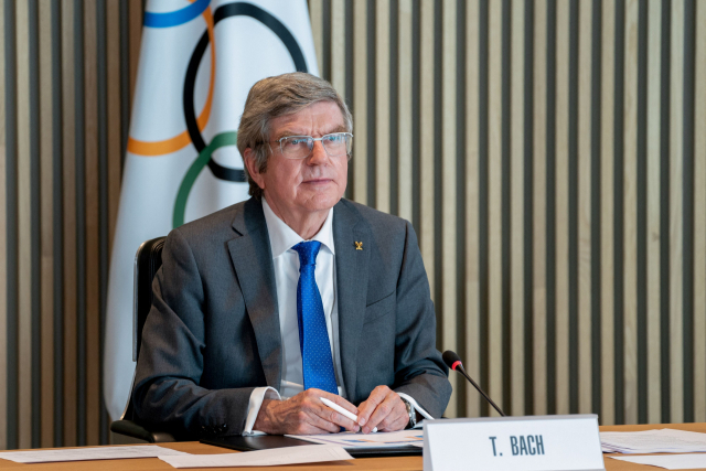 토마스 바흐 국제올림픽위원회(IOC) 위원장이 24일(현지시간) 스위스 로잔에서 화상으로 IOC 집행위원회 회의에 참석하고 있다. 바흐 위원장은 이날 집행위원회 이후 열린 화상 기자회견에서 IOC가 호주 브리즈번을 2032년 하계 올림픽 유치를 논의할 우선 협상지로 선정했다고 밝혔다. [IOC 제공] 연합뉴스