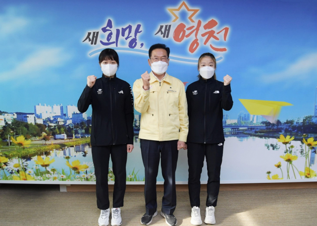 최기문 영천시장과 영천시 태권도단 선수인 강보라・미르 자매가 파이팅을 외치고 있다. 영천시 제공