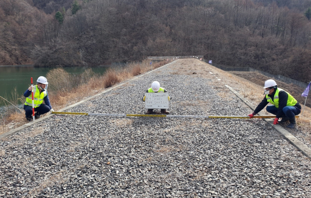 공사 직원들이 저수지 정밀안전점검을 위해 저수지 댐마루 상태 조사를 실시하고 있다. 농어촌공사 제공