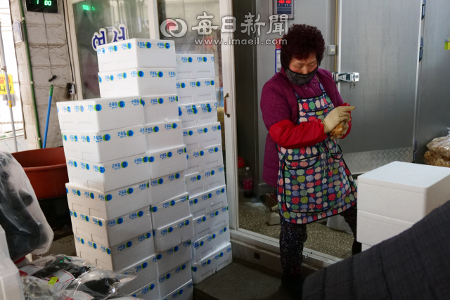 경북 청송 진보객주전통시장 내 영성상회 주인 이홍분 할머니가 온라인으로 주문받은 반건조 도루묵을 포장하고 있다. 케이포스트 제공