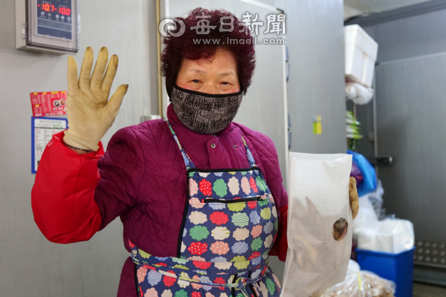 경북 청송 진보객주전통시장 내 영성상회 주인 이홍분 할머니가 이곳에서 판매 중인 반건조 도루묵을 들어보이고 있다. 케이포스트 제공