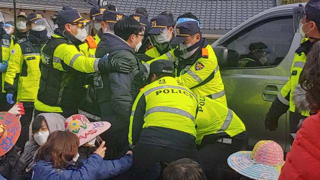 경찰이 사드 반대 농성자들을 해산시키면서 강하게 반발하는 반대 측 관계자를 제지하고 있다. 소성리종합상황실 제공