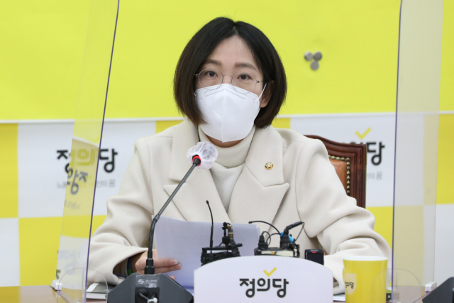 정의당 장혜영 의원이 16일 오전 국회에서 열린 의원총회에서 발언하고 있다. 연합뉴스