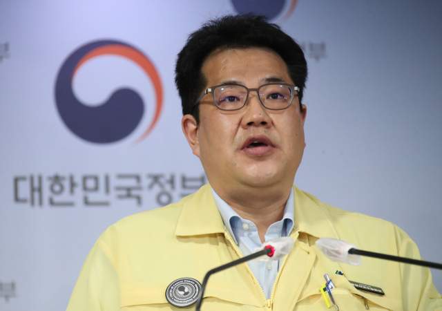 손영래 중앙사고수습본부 사회전략반장이 21일 정부서울청사에서 신종 코로나바이러스 감염증(코로나19) 대응 현황 등에 대한 비대면 정례브리핑을 하고 있다. 연합뉴스
