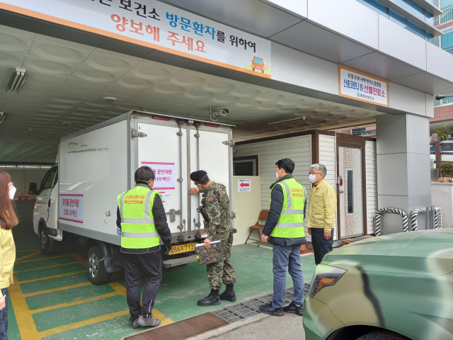봉화군보건소에 코로나19 백신인 아스트라제네카(AZ) 1차 접종분이 도착하고 있다. 봉화군 제공