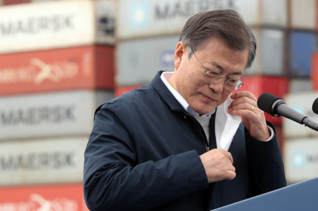 문재인 대통령이 25일 부산신항 다목적 부두에 위치한 해양대학교 실습선 선상에서 열린 