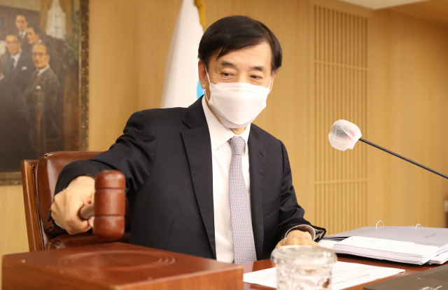 이주열 한국은행 총재가 15일 오전 서울 중구 한국은행에서 열린 금융통화위원회 본회의에 참석해 의사봉을 두드리고 있다. 연합뉴스
