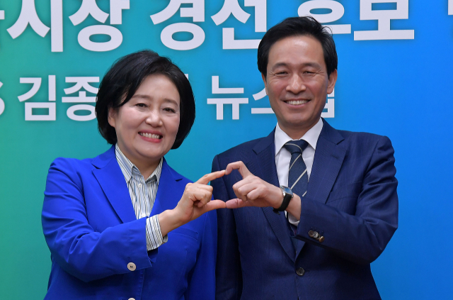 24일 오후 서울 목동 CBS 스튜디오에서 열린 더불어민주당 서울시장 경선 후보 방송토론회에서 박영선(왼쪽), 우상호 후보가 기념 촬영을 하고 있다. [국회사진기자단] 연합뉴스