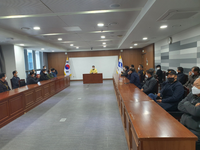 군위군통합신공항추진위원회가 25일 경북도청을 찾아 강성조 행정부지사에게 부군수 교체 인사 철회를 요청하고 있다. 군위군통합신공항추진위원회 제공