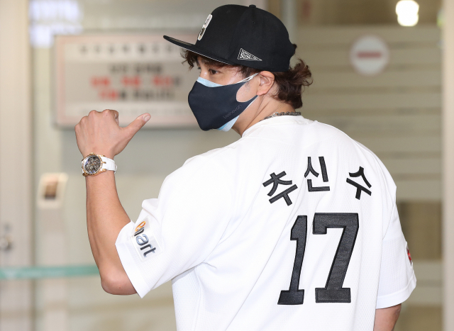 미국프로야구 메이저리그(MLB) 텍사스 레인저스 구단에서 활약하다 신세계이마트 야구단에 입단한 추신수가 25일 인천국제공항 제2터미널을 통해 귀국해 임시 팀 유니폼을 입은 뒤 포즈를 취하고 있다. 연합뉴스