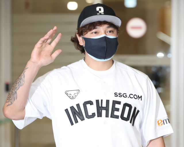 미국프로야구 메이저리그(MLB) 텍사스 레인저스 구단에서 활약하다 신세계이마트 야구단에 입단한 추신수가 25일 인천국제공항 제2터미널을 통해 귀국해 임시 팀 유니폼을 입은 뒤 취재진을 향해 포즈를 취하고 있다. 연합뉴스