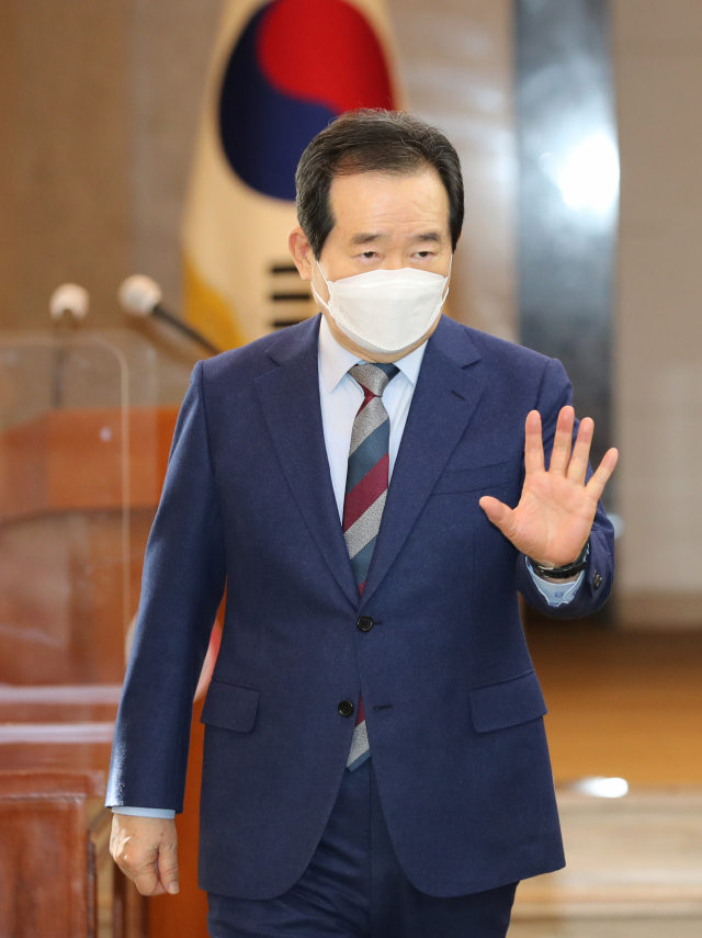 정세균 국무총리가 26일 정부서울청사에서 열린 코로나19 백신·치료제 상황점검회의에 참석하고 있다. 연합뉴스
