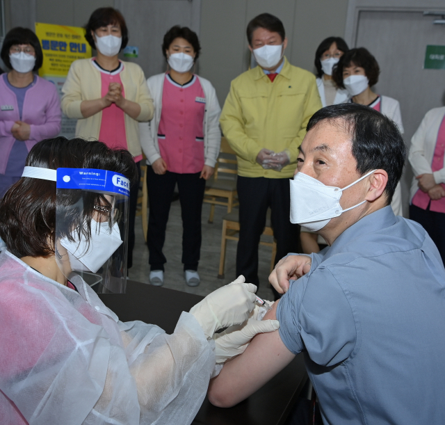 코로나19 백신 접종이 시작된 26일 오전 대구 북구 한솔요양병원에서 황순구 원장이 백신을 접종하고 있다. 김영진 기자 kyjmaeil@imaeil.com