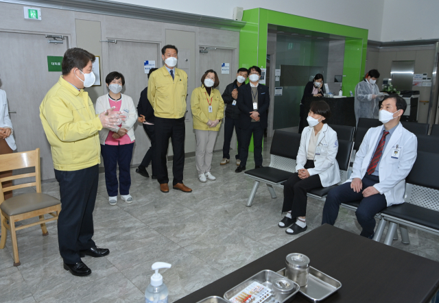 26일 오전 대구 북구 한솔요양병원에서 접종을 마친 황순구·이명옥 의사 부부가 안정을 취하는 모습. 김영진 기자 kyjmaeil@imaeil.com