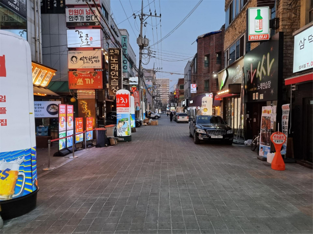 지난 24일 오후 대구 달서구 계명대 동문로. 신입생 오리엔테이션 기간인데도 대학로는 한산한 모습이다. 임재환 인턴기자