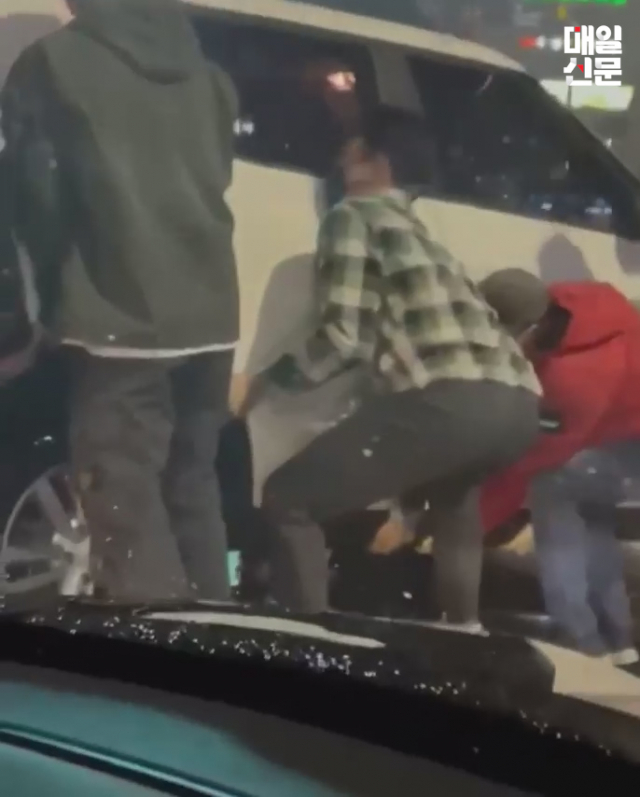 대구의 한 대로에서 발생한 교통사고를 본 시민들이 부상자 구조를 위해 합심해 나선 모습이 SNS(소셜네트워크서비스)에 올라와 대구시민과 네티즌들로부터 잔잔한 감동을 자아내고 있다. 영상 캡처 이미지