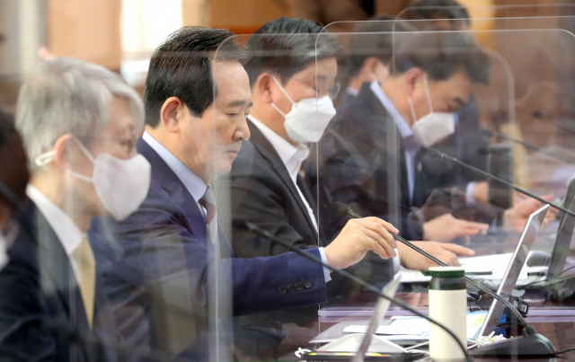 정세균 국무총리가 26일 정부서울청사에서 열린 코로나19 백신·치료제 상황점검회의에서 모두 발언하기 위해 마이크를 조정하고 있다. 연합뉴스
