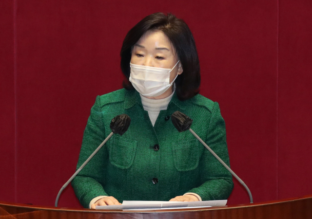 정의당 심상정 의원이 26일 오후 국회 본회의에서 본회의에서 가덕도신공항 건설을 위한 특별법안에 대한 반대 토론을 하고 있다. 연합뉴스
