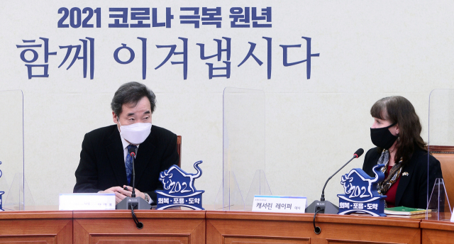 더불어민주당 이낙연 대표가 26일 서울 여의도 국회에서 캐서린 레이퍼 주한 호주 대사의 예방을 받고 인사말을 하고 있다. 연합뉴스