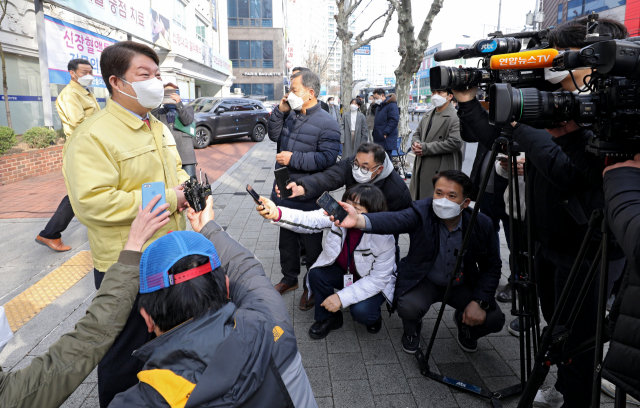 권영진 대구시장이 코로나19 백신 접종이 시작된 26일 오전 대구 북구 한솔요양병원에서 대구 첫 접종을 지켜본 뒤 병원 입구로 나와 취재진의 질문에 답하고 있다. 김영진 기자 kyjmaeil@imaeil.com