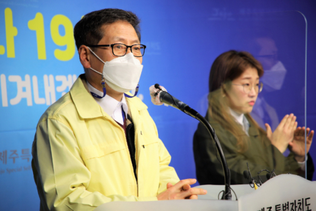 안우진 제주도 상하수도본부장이 서귀포시 수돗물 유충에 대해 설명하고 있다. 제주도 제공