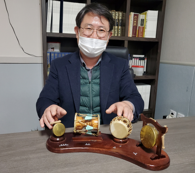26일 대구 수성구 대흥동 고산농악보존회에서 만난 황선우(60) 단장이 농악에 사용하는 악기에 대해 설명하고 있다. 이통원 기자. tong@imaeil.com