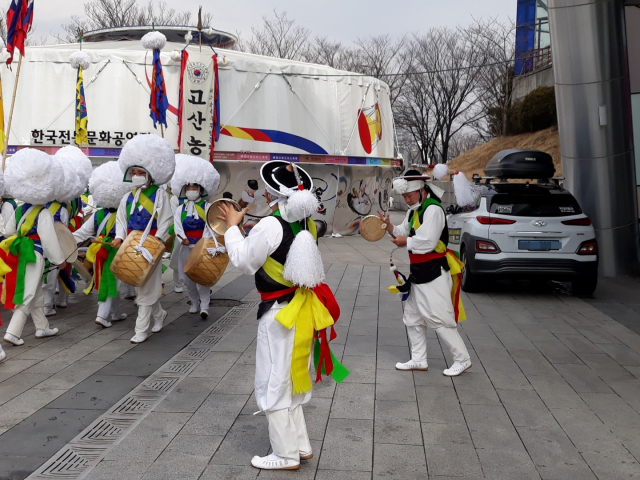 지난 2월 14일 대구 수성구 대흥동 대구스타디움 앞에서 고산농악보존회가 공연을 펼치고 있는 가운데 상쇠 황선우(오른쪽) 단장이 꽹과리를 치고 있다. 고산농악보존회 제공.