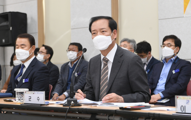 구인모 거창군수가 주상면에서 업무보고를 받고 있다.거창군