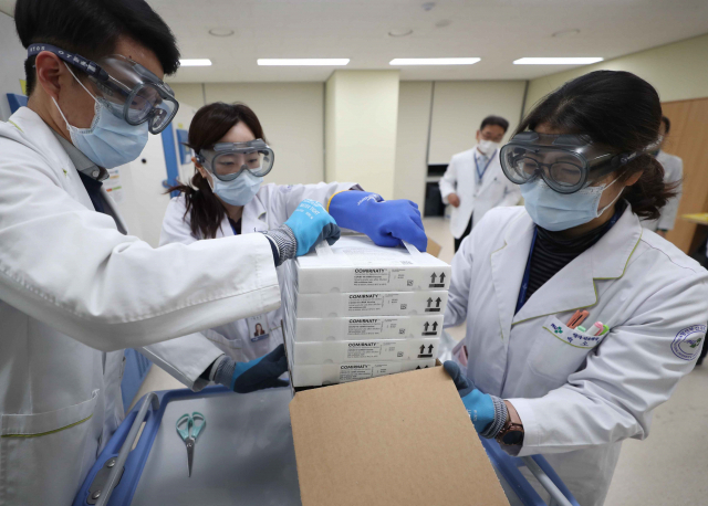 26일 오후 경남 양산시 양산 부산대학교병원 신종 코로나바이러스 감염증 영남권역 예방센터에서 의료진이 화이자 백신을 냉동고로 옮기고 있다. 연합뉴스
