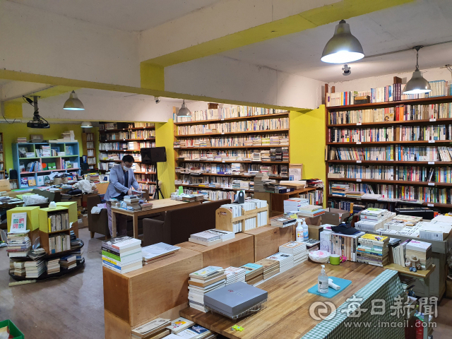 물레책방 내부 모습. 김태진 기자