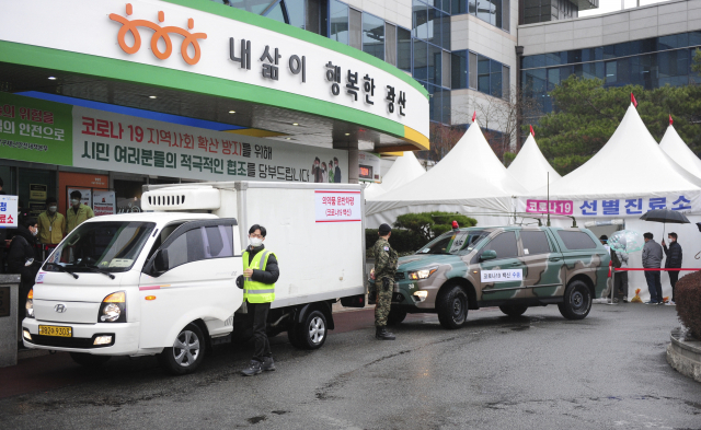 25일 오전 광주 광산구 선별진료소 앞에서 군 특전사 요원이 아스트라제네카의 신종 코로나바이러스 감염증(코로나19) 백신을 배송한 냉장 트럭을 지키고 있다. 국내에서 위탁 생산된 아스트라제네카(AZ) 백신은 이날 광주에 3천200명 접종분이 도착했다. 26일부터 요양병원 의료진과 종사자, 만 65세 미만 입소자를 대상으로 접종이 시작된다. 연합뉴스