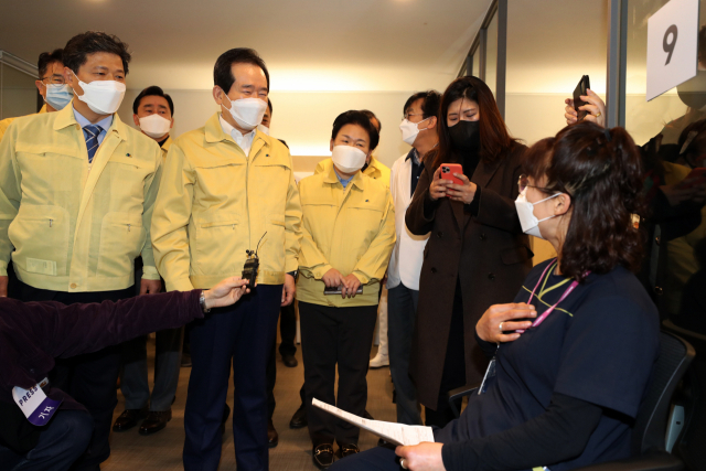 정세균 국무총리가 27일 오전 서울시 중구 을지로 국립중앙의료원 중앙예방접종센터에서 접종을 마친 화이자 1호 접종자인 의료원 관계자와 관찰실에서 대화를 나누고 있다. 연합뉴스