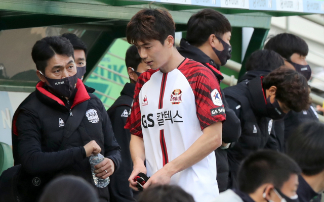 27일 전주월드컵경기장에서 열린 K리그1 전북 현대와 FC서울의 개막전. 선발 출전한 기성용이 전반에 교체된 뒤 벤치로 향하고 있다. 연합뉴스