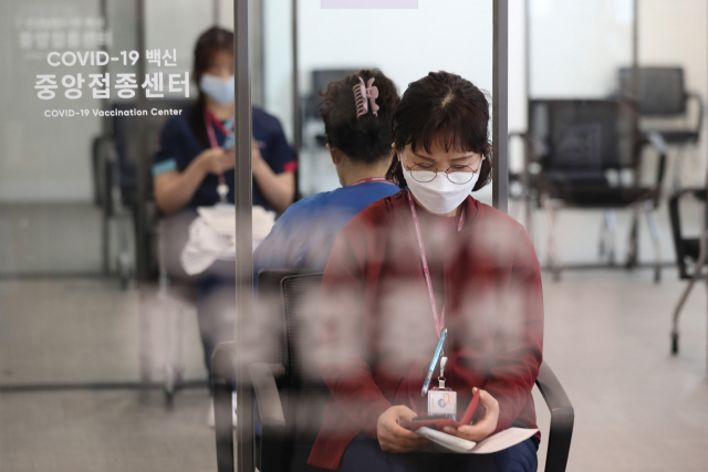 27일 오전 서울시 중구 을지로 국립중앙의료원 중앙예방접종센터에서 코로나19 화이자 백신을 맞은 코로나19 의료진이 관찰실에서 대기하고 있다. 연합뉴스