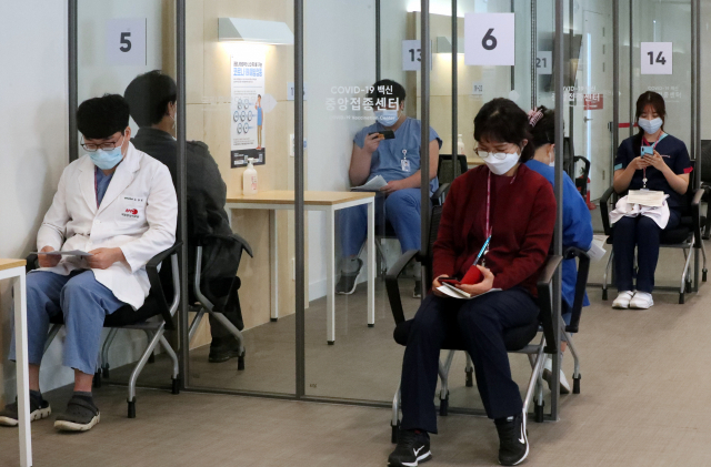 27일 오전 서울 중구 국립중앙의료원 중앙예방접종센터에서 코로나19 화이자 백신 1차 접종이 시작되면서 주사를 맞은 의료 종사자들이 관찰실에서 대기하고 있다. 연합뉴스