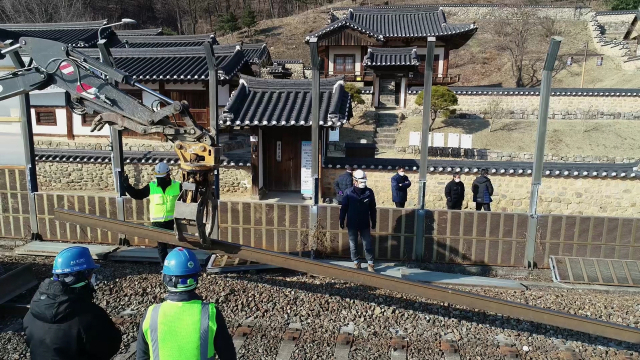 일제 강점기 임청각 앞마당을 가로질러 놓였던 철로가 80년 만에 철거됐다. 지난 1월 30일 임청각 앞 철로가 철거되는 모습. 안동시 제공
