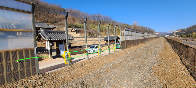 일제 강점기 임청각 앞마당을 가로질러 놓였던 철로가 80년 만에 철거됐다. 철로가 철거된 임청각 앞 옛 중앙선 모습. 엄재진 기자
