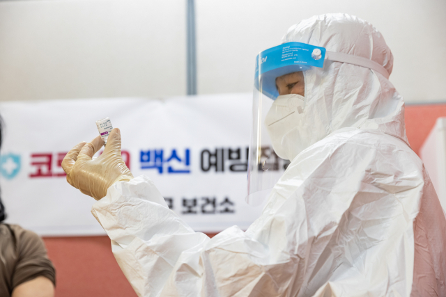 신종 코로나바이러스 감염증(코로나19) 백신 접종 첫날인 26일 서울 광진구보건소에서 의료진이 백신 접종 준비를 하고 있다. 연합뉴스