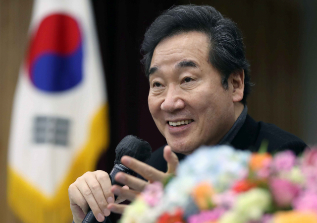 이낙연 더불어민주당 대표가 27일 경남 김해시 김해 중소기업비즈니스센터 대회의실에서 열린 