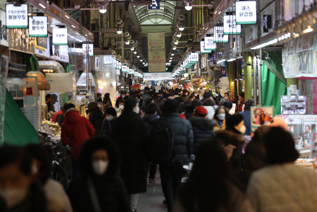 설 명절을 앞둔 3일 오후 서울 마포구 망원시장. 연합뉴스
