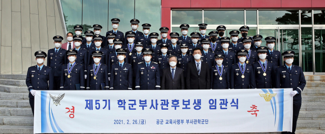 영진전문대에서 임관식을 마친 부사관들과 학군단 관계자들이 기념촬영을 하고 있다. 영진전문대 제공