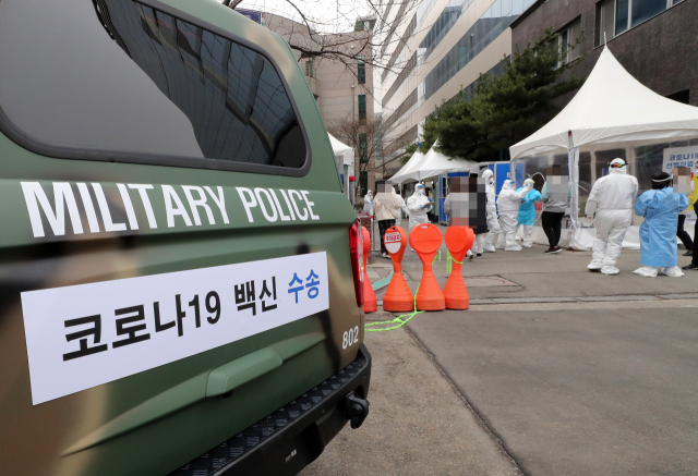 코로나19 백신 접종을 하루 앞둔 25일 오전 대전시 서구 만년동 선별진료소 앞에 아스트라제네카 백신 수송을 돕는 군 차량이 정차해 있다. 연합뉴스