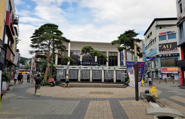 이상동 선생이 홀로 대한독립만세를 외치면서 촉발된 안동지역 만세운동에 중심이 됐던 신한은행 앞은 문화의거리로 탈바꿈해 있다. 매일신문 D/B