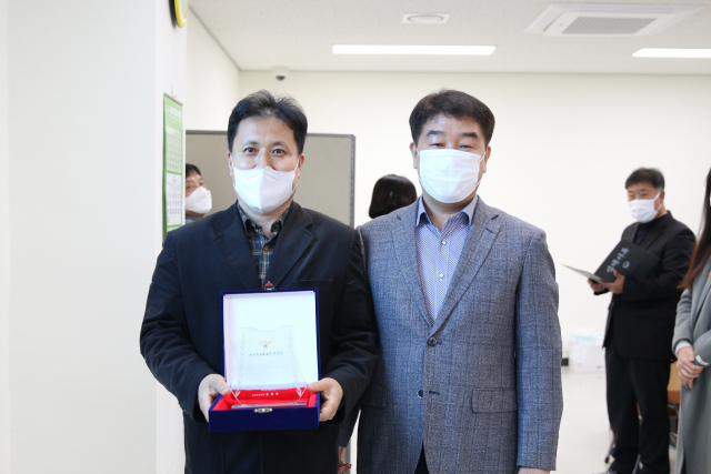 경북 구미경찰서 수사과 사이버팀이 경북경찰청 2020년 하반기 베스트 사이버팀으로 선정돼 기념촬영을 하고 있다. 구미경찰서 제공